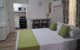 Michand Guest Apartments- Cozy One Or Two Bedroom- 5 Walk Minutes From Airport 10 Mins Drive To Oistins Or Beach