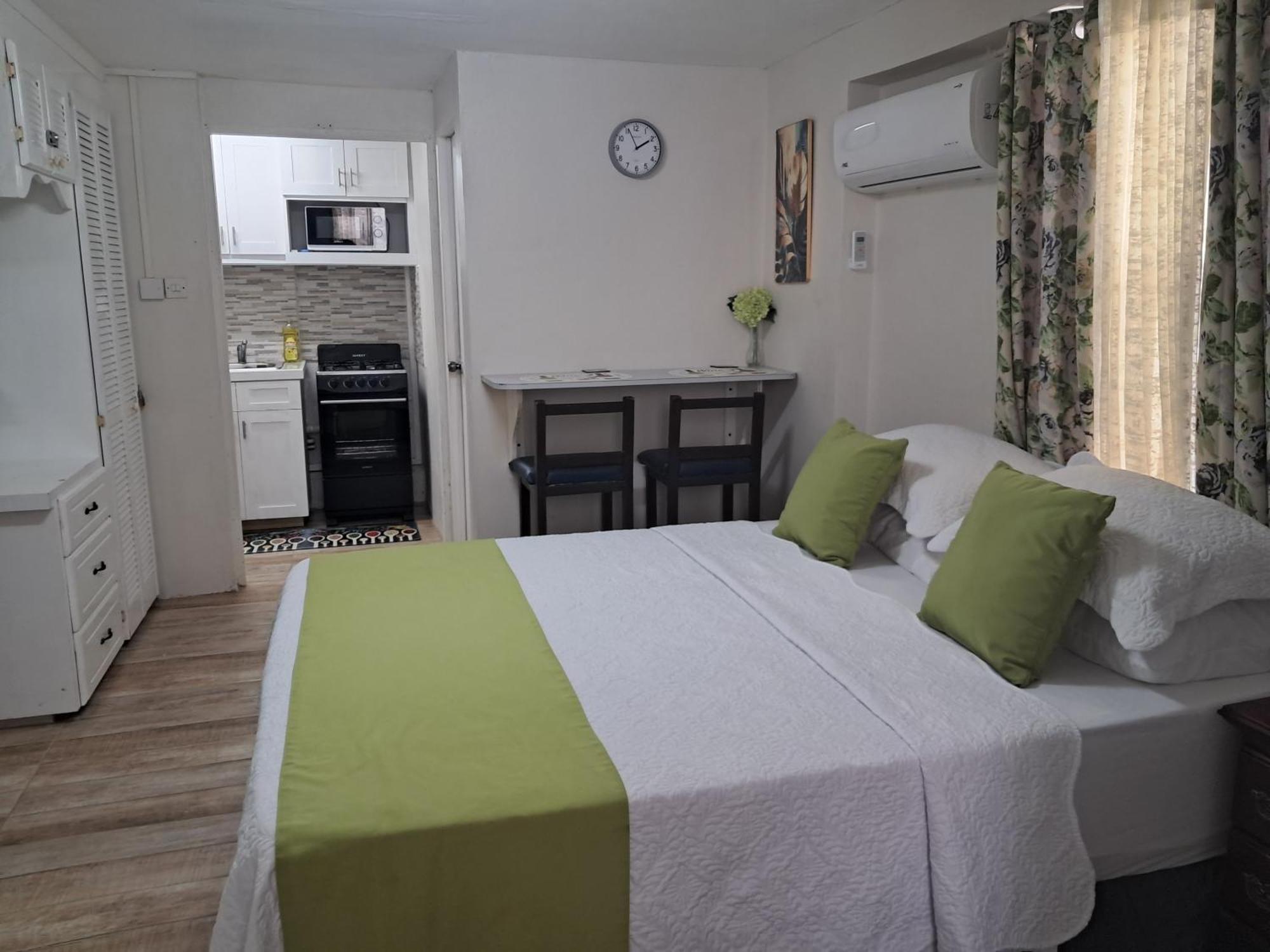 Michand Guest Apartments- Cozy One Or Two Bedroom- 5 Walk Minutes From Airport 10 Mins Drive To Oistins Or Beach Christchurch Exterior foto